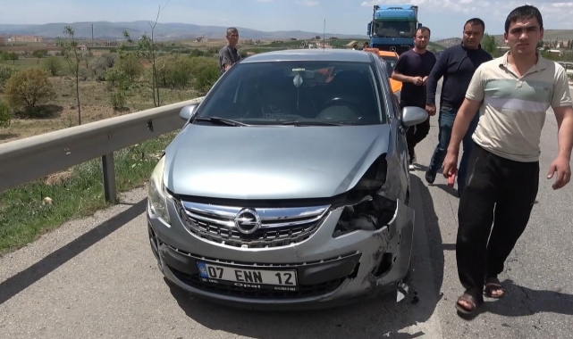 Otomobil İle Tır Çarpıştı:3 Yaralı