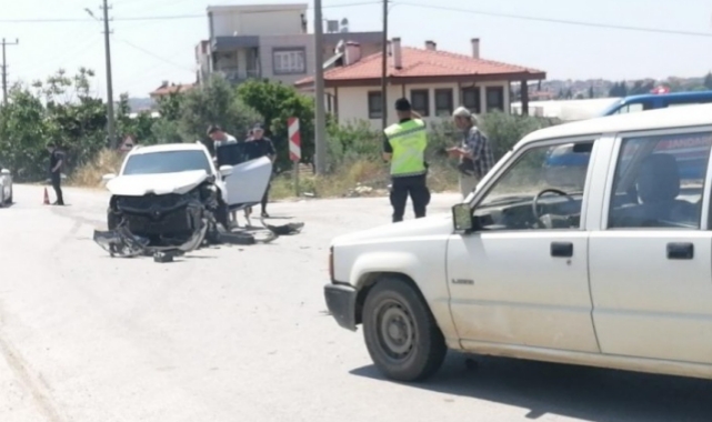 Otomobil Kamyonetle Çarpıştı: 2 Yaralı