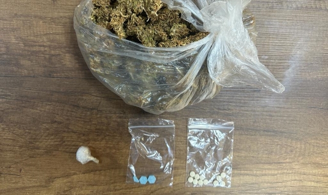 Otomobilde Çeşitli Miktarda Uyuşturucu Ele Geçirildi