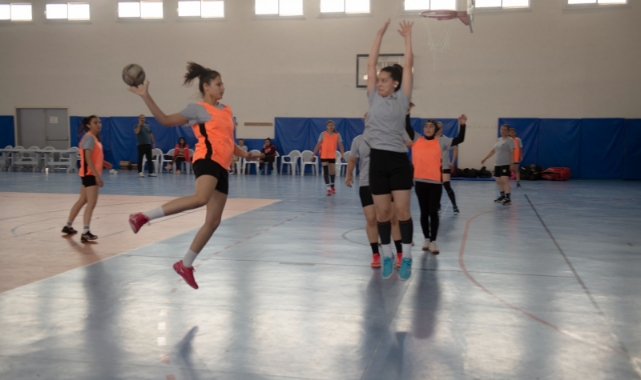 Seyhan’da Hentbol Şenliği