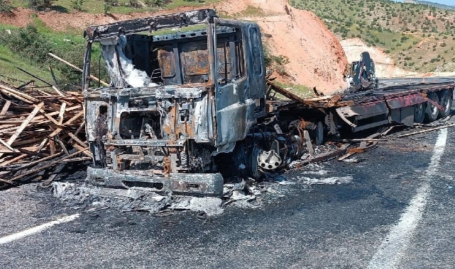 Seyir Halindeki Tır Alev Alev Yandı