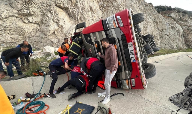 Tır Şarampole Devrildi: 2 Yaralı