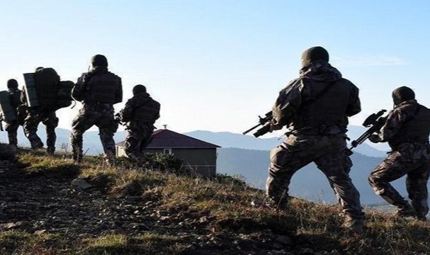 Yasa Dışı Yollarla Ülkeye Girmeye Çalışan 12 Kişi Yakalandı