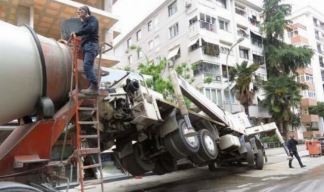 Yol Çöktü, Beton Dökme Pompası Çukura Girdi