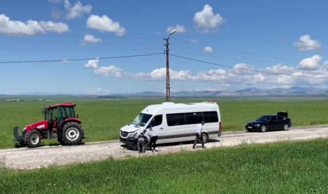Yolcu Minibüsü İle Otomobil Çarpıştı: 4 Yaralı