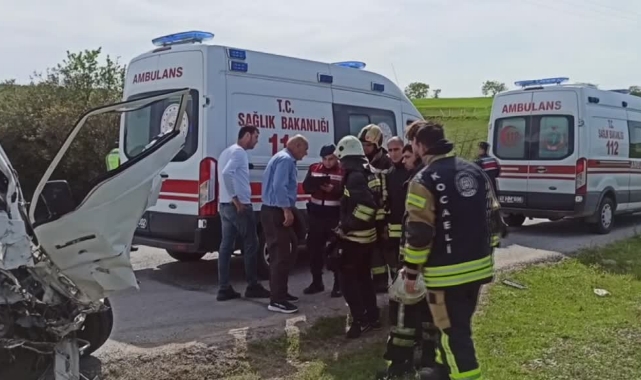Zincirleme Trafik Kazasında Baba Ve Kızı Yaralandı