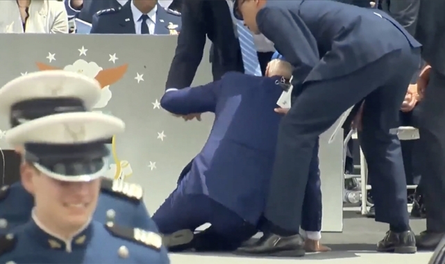 ABD Başkanı Biden, Sahnede Yere Düştü