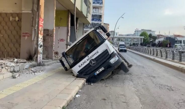 Ağır Hasarlı Binanın Önünden Geçerken Çöken Yola Devrildi