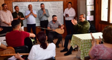 Başkan Soner Çetin Kursiyerlerle Türkü Söyledi
