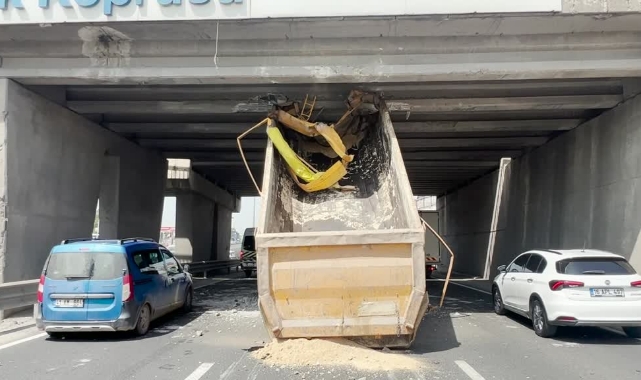 Damperi Açık Kalan Kamyon Köprüye Çarptı