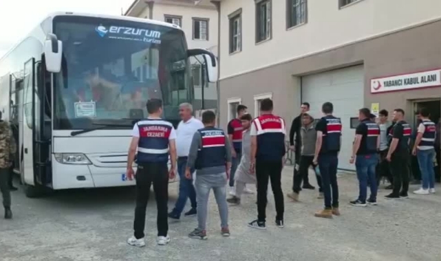 Düzensiz Göçmenler Sınır Dışı Ediliyor