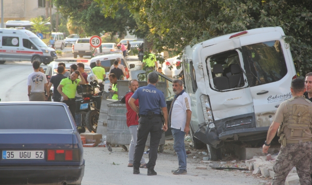 Freni Arızalanan Kamyon Minibüse Çarptı