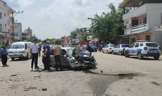 Hafif Ticari Araç İle Otomobil Çarpıştı
