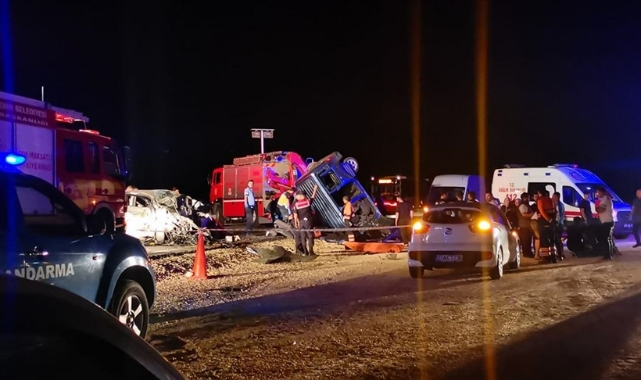 Hafif Ticari Araç İle Otomobil Çarpıştı:6 Ölü