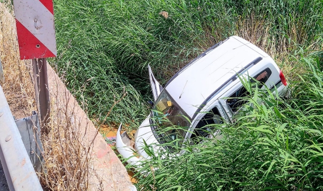 Hafif Ticari Araç Yol Kenarına Savruldu