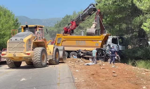 Hafriyat Yüklü Kamyon Minibüsün Üstüne Devrildi