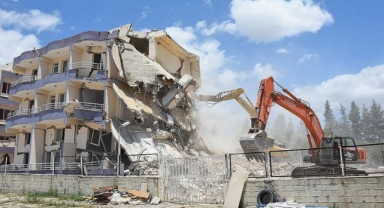 Hatay'da Ağır Hasarlı Binaların Yıkımı Devam Ediyor