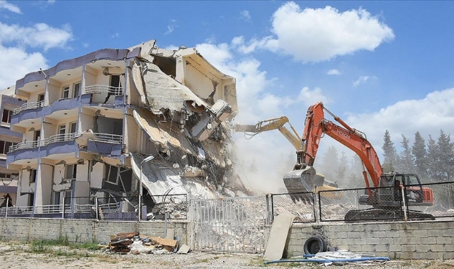 Hatay&#039;da Ağır Hasarlı Binaların Yıkımı Devam Ediyor
