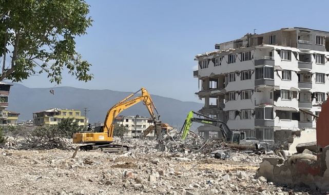 Hatay'da Ağır Hasarlı Binaların Yıkımı Sürüyor