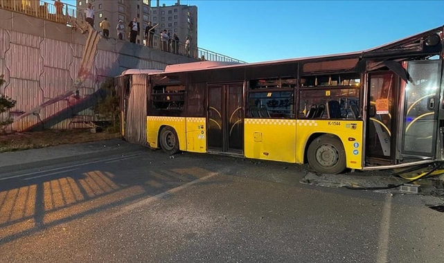 İETT Otobüsü Bariyerlere Çarpıp Alt Yola Uçtu