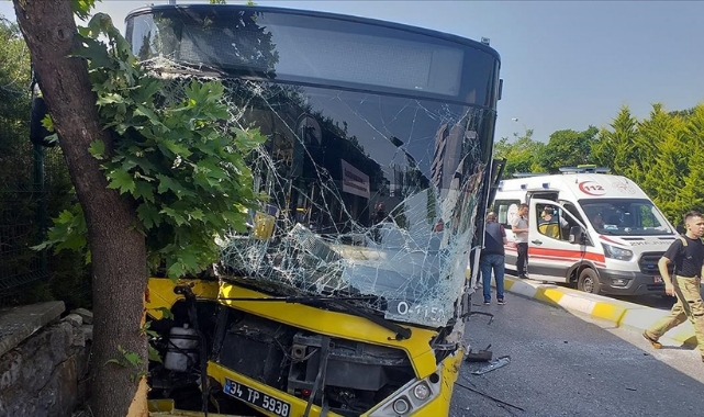 İETT Otobüsü İle Otomobil Çarpıştı