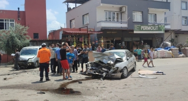 İki Araç Kafa Kafaya Çarpıştı
