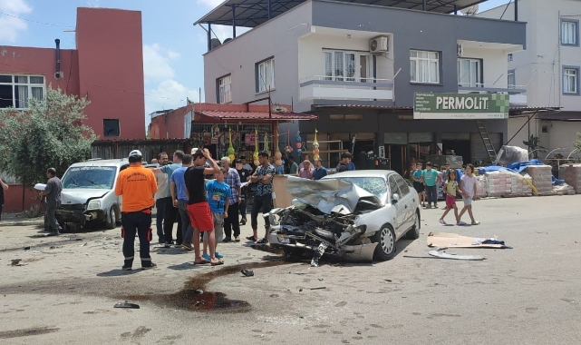İki Araç Kafa Kafaya Çarpıştı
