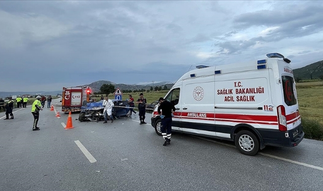 İki Otomobil Çarpıştı:5 Ölü, 5 Yaralı