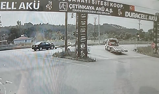 İki Otomobil Çarpıştı