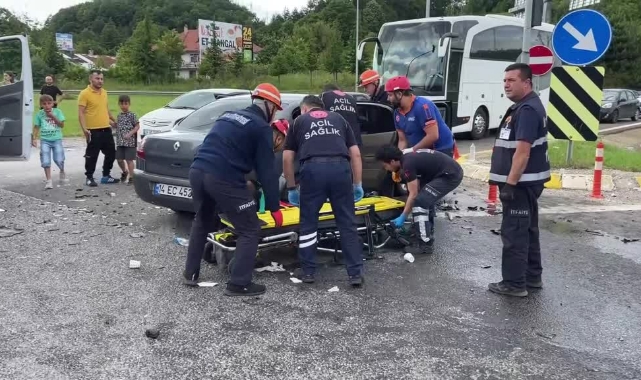 İki Otomobil Çarpıştı