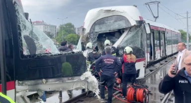 İki Tramvay Çarpıştı:26 Yaralı
