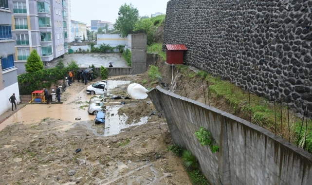 İstinat Duvarı 5 Aracın Üzerine Çöktü