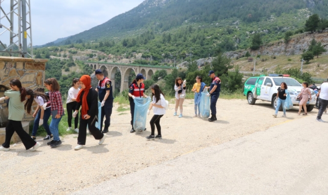 Jandarma, Öğrencilerle Çevre Temizliği Yaptı