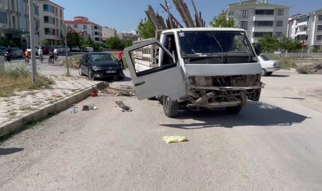 Kamyonetle Otomobil Çarpıştı