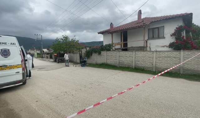 Kendisine Bıçak Çeken Oğlunu Silahla Vurdu