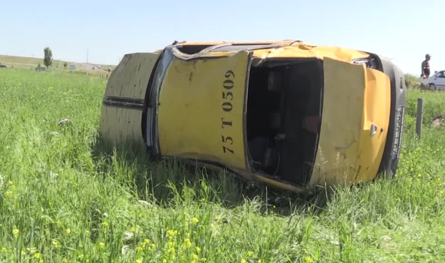Lastiği Patlayan Taksi Tarlaya Devrildi