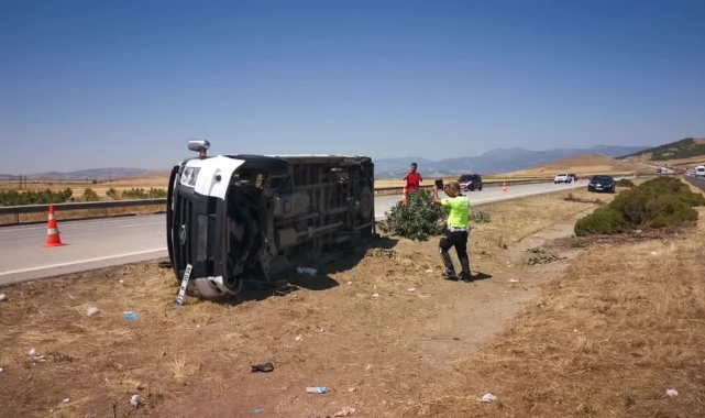 Minibüs Devrildi: 13 Yaralı