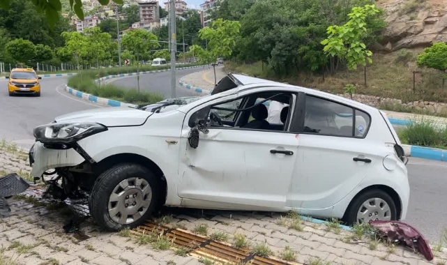 Otomobil, Kaldırıma Çarpıp Devrildi