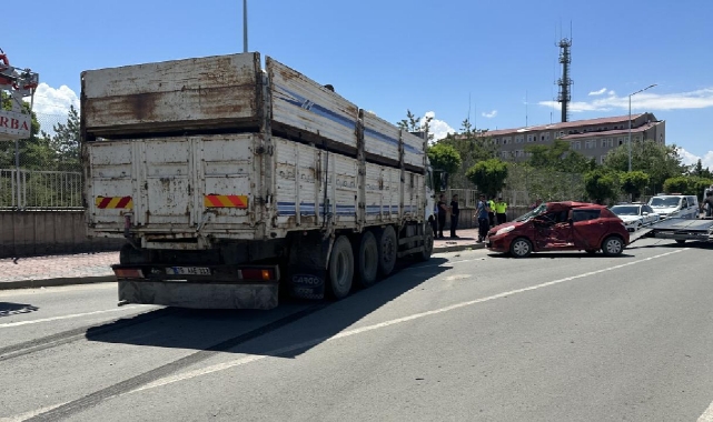 Otomobil Kamyonla Çarpıştı, 3 Öğretmen Yaralı