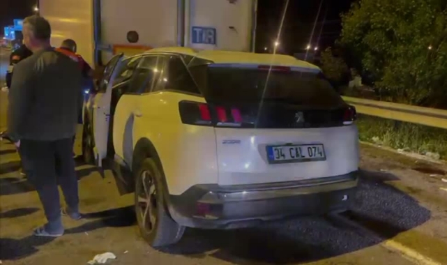 Otomobil, Park Halindeki Tırlara Çarptı