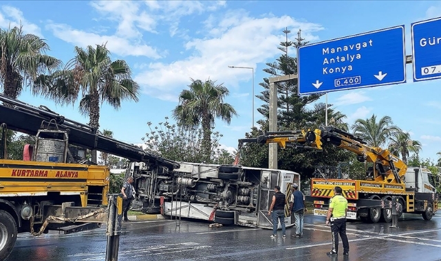 Personel Taşıyan Servis Refüje Çarpıp Devrildi