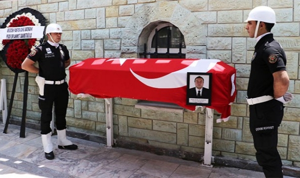 Polis Memuru Kalp Krizinden Öldü