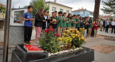 Şehit Öğretmen Şenay Aybüke Yalçın Kabri Başında Anıldı