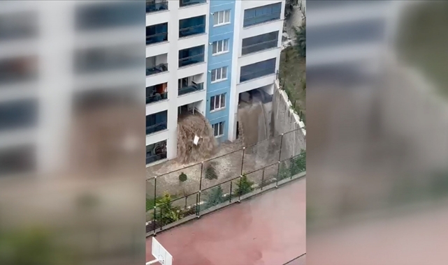 Su Basan Dairedeki Eşyalar Balkondan Düştü