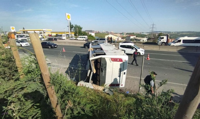 Tıra Çarpan Midibüs Devrildi: 13 Yaralı