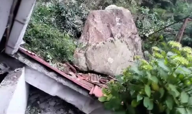 Yamaçtan Kopan Kaya Eve İsabet Etti