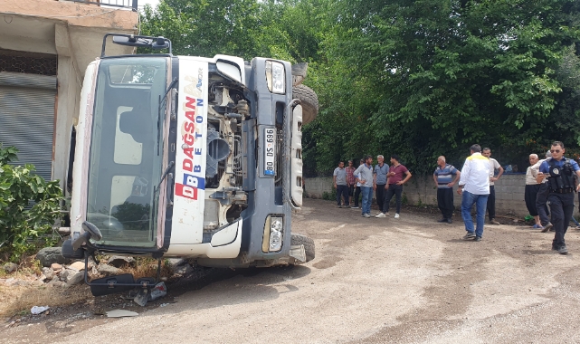 Yol Çöktü, Beton Mikseri Devrildi