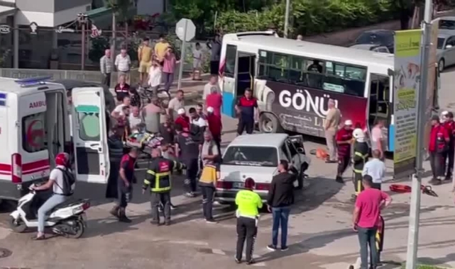 Yolcu Midibüsü İle Otomobil Çarpıştı