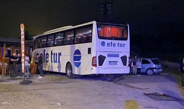 Yolcu Otobüsü İle Otomobil Çarpıştı