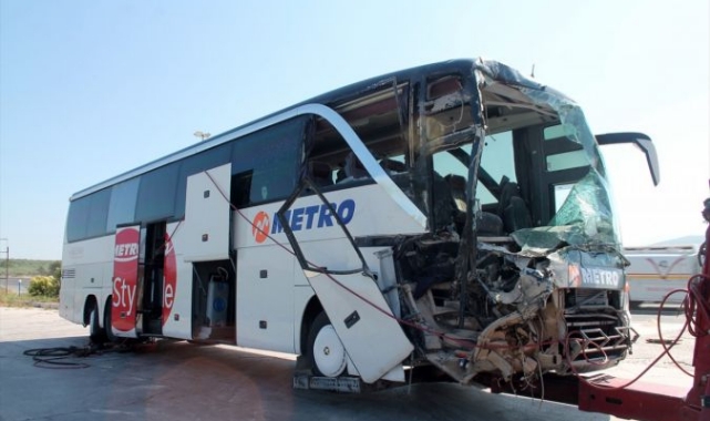Yolcu Otobüsü Kamyonla Çarpıştı